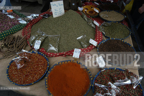 ( FRANCIA  )  PROVENCE-ALPES-COTE DAZUR ARLES : MERCATO DEL SABATO © 2003 Graziano Arici/Rosebud2 / GEO GASTRONOMIA SPEZIE
