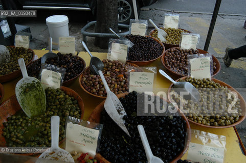 ( FRANCIA  )  PROVENCE-ALPES-COTE DAZUR ARLES : MERCATO DEL SABATO © 1999 Graziano Arici/Rosebud2 / GEO GASTRONOMIA OLIVE
