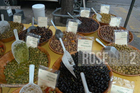 ( FRANCIA  )  PROVENCE-ALPES-COTE DAZUR ARLES : MERCATO DEL SABATO © 1999 Graziano Arici/Rosebud2 / GEO GASTRONOMIA OLIVE