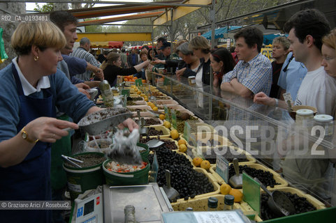 ( FRANCIA  )  PROVENCE-ALPES-COTE DAZUR ARLES : MERCATO DEL SABATO © 1999 Graziano Arici/Rosebud2 / GEO GASTRONOMIA