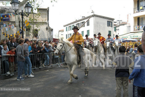 ( FRANCIA  )  PROVENCE-ALPES-COTE DAZUR ARLES : FERIA DI PASQUA SPETTACOLO FOLKLORISTICO ABRIVADO © 1999 Graziano Arici/Rosebud2 / GEO COSTUME CAVALLO GUARDIANS