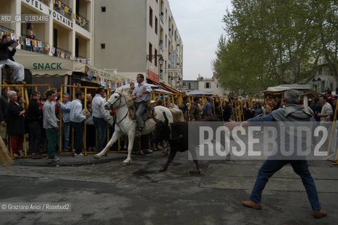 ( FRANCIA  )  PROVENCE-ALPES-COTE DAZUR ARLES : FERIA DI PASQUA SPETTACOLO FOLKLORISTICO ABRIVADO © 1999 Graziano Arici/Rosebud2 / GEO COSTUME CAVALLO GUARDIANS