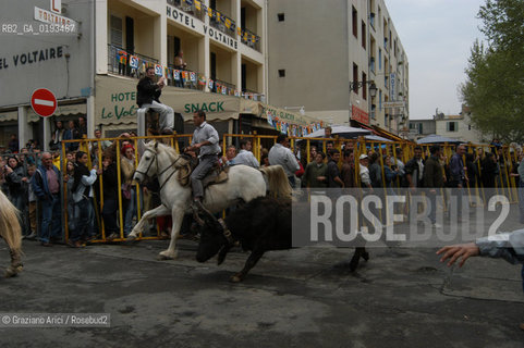 ( FRANCIA  )  PROVENCE-ALPES-COTE DAZUR ARLES : FERIA DI PASQUA SPETTACOLO FOLKLORISTICO ABRIVADO © 1999 Graziano Arici/Rosebud2 / GEO COSTUME CAVALLO GUARDIANS