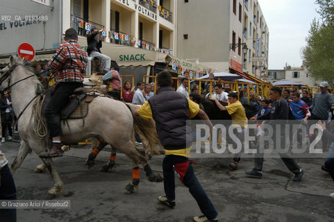( FRANCIA  )  PROVENCE-ALPES-COTE DAZUR ARLES : FERIA DI PASQUA SPETTACOLO FOLKLORISTICO ABRIVADO © 1999 Graziano Arici/Rosebud2 / GEO COSTUME CAVALLO GUARDIANS