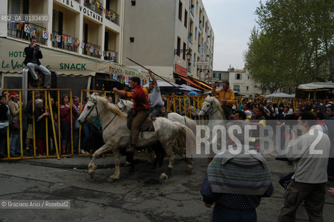 ( FRANCIA  )  PROVENCE-ALPES-COTE DAZUR ARLES : FERIA DI PASQUA SPETTACOLO FOLKLORISTICO ABRIVADO © 1999 Graziano Arici/Rosebud2 / GEO COSTUME CAVALLO GUARDIANS