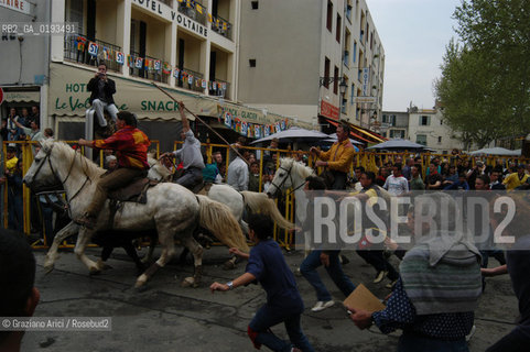 ( FRANCIA  )  PROVENCE-ALPES-COTE DAZUR ARLES : FERIA DI PASQUA SPETTACOLO FOLKLORISTICO ABRIVADO © 1999 Graziano Arici/Rosebud2 / GEO COSTUME CAVALLO GUARDIANS