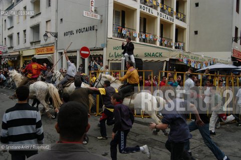 ( FRANCIA  )  PROVENCE-ALPES-COTE DAZUR ARLES : FERIA DI PASQUA SPETTACOLO FOLKLORISTICO ABRIVADO © 1999 Graziano Arici/Rosebud2 / GEO COSTUME CAVALLO GUARDIANS