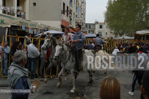 ( FRANCIA  )  PROVENCE-ALPES-COTE DAZUR ARLES : FERIA DI PASQUA SPETTACOLO FOLKLORISTICO ABRIVADO © 1999 Graziano Arici/Rosebud2 / GEO COSTUME CAVALLO GUARDIANS
