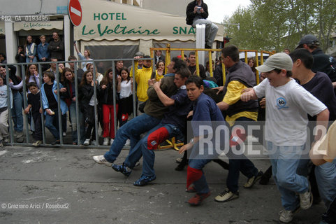 ( FRANCIA  )  PROVENCE-ALPES-COTE DAZUR ARLES : FERIA DI PASQUA SPETTACOLO FOLKLORISTICO ABRIVADO © 1999 Graziano Arici/Rosebud2 / GEO COSTUME CAVALLO GUARDIANS