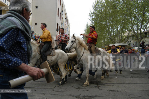 ( FRANCIA  )  PROVENCE-ALPES-COTE DAZUR ARLES : FERIA DI PASQUA SPETTACOLO FOLKLORISTICO ABRIVADO © 1999 Graziano Arici/Rosebud2 / GEO COSTUME CAVALLO GUARDIANS