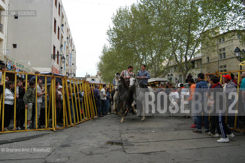 ( FRANCIA  )  PROVENCE-ALPES-COTE DAZUR ARLES : FERIA DI PASQUA SPETTACOLO FOLKLORISTICO ABRIVADO © 1999 Graziano Arici/Rosebud2 / GEO COSTUME CAVALLO GUARDIANS
