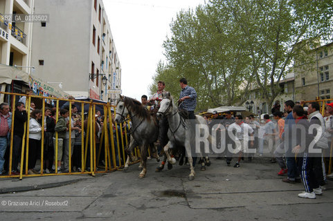 ( FRANCIA  )  PROVENCE-ALPES-COTE DAZUR ARLES : FERIA DI PASQUA SPETTACOLO FOLKLORISTICO ABRIVADO © 1999 Graziano Arici/Rosebud2 / GEO COSTUME CAVALLO GUARDIANS