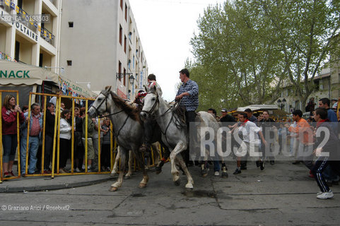 ( FRANCIA  )  PROVENCE-ALPES-COTE DAZUR ARLES : FERIA DI PASQUA SPETTACOLO FOLKLORISTICO ABRIVADO © 1999 Graziano Arici/Rosebud2 / GEO COSTUME CAVALLO GUARDIANS