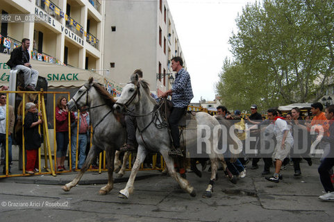 ( FRANCIA  )  PROVENCE-ALPES-COTE DAZUR ARLES : FERIA DI PASQUA SPETTACOLO FOLKLORISTICO ABRIVADO © 1999 Graziano Arici/Rosebud2 / GEO COSTUME CAVALLO GUARDIANS