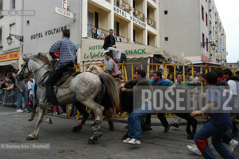 ( FRANCIA  )  PROVENCE-ALPES-COTE DAZUR ARLES : FERIA DI PASQUA SPETTACOLO FOLKLORISTICO ABRIVADO © 1999 Graziano Arici/Rosebud2 / GEO COSTUME CAVALLO GUARDIANS