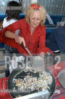 ( FRANCIA  )  PROVENCE-ALPES-COTE DAZUR ARLES : FERIA DI PASQUA SPETTACOLO FOLKLORISTICO ABRIVADO © 1999 Graziano Arici/Rosebud2 / GEO COSTUME CAVALLO GUARDIANS GASTRONOMIA