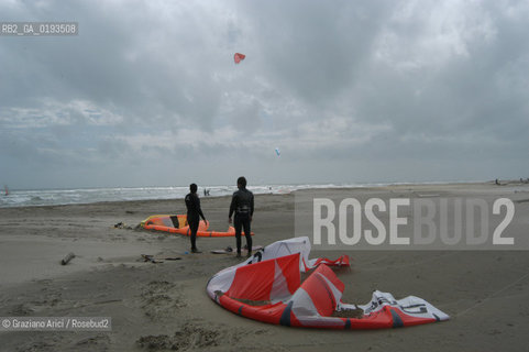 ( FRANCIA  )  PROVENCE-ALPES-COTE DAZUR ARLES : SPIAGGIA IN CAMARGUE © 1999 Graziano Arici/Rosebud2 / GEO PARAPENDIO PARACADUTE