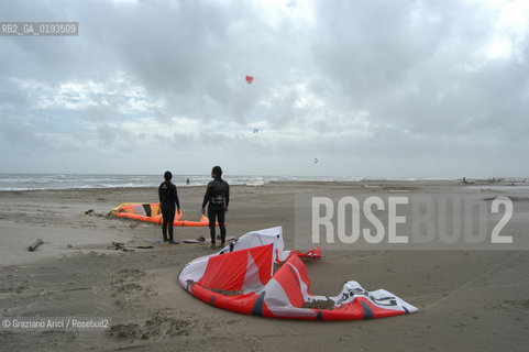 ( FRANCIA  )  PROVENCE-ALPES-COTE DAZUR ARLES : SPIAGGIA IN CAMARGUE © 1999 Graziano Arici/Rosebud2 / GEO PARAPENDIO PARACADUTE