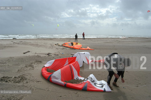 ( FRANCIA  )  PROVENCE-ALPES-COTE DAZUR ARLES : SPIAGGIA IN CAMARGUE © 1999 Graziano Arici/Rosebud2 / GEO PARAPENDIO PARACADUTE