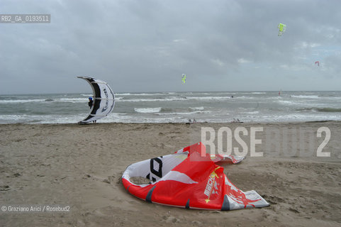( FRANCIA  )  PROVENCE-ALPES-COTE DAZUR ARLES : SPIAGGIA IN CAMARGUE © 1999 Graziano Arici/Rosebud2 / GEO PARAPENDIO PARACADUTE