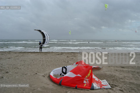 ( FRANCIA  )  PROVENCE-ALPES-COTE DAZUR ARLES : SPIAGGIA IN CAMARGUE © 1999 Graziano Arici/Rosebud2 / GEO PARAPENDIO PARACADUTE
