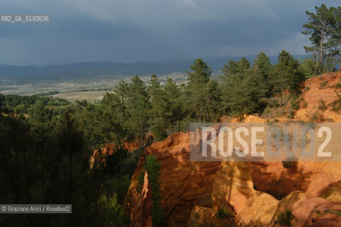 ( FRANCIA  )  PROVENCE-ALPES-COTE DAZUR ROUSSILLON  : CAVA DI OCRA © 1999 Graziano Arici/Rosebud2 / GEO ROSSO