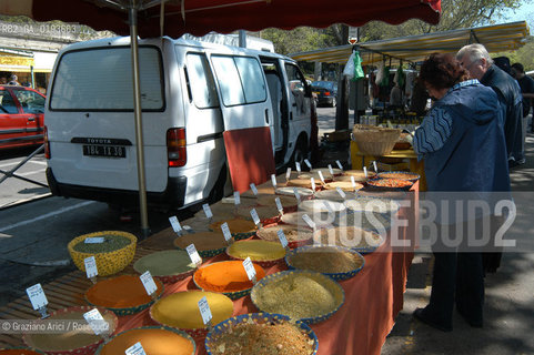 ( FRANCIA  )  PROVENCE-ALPES-COTE DAZUR ARLES : MERCATO DEL SABATO © 2003 Graziano Arici/Rosebud2 / GEO GASTRONOMIA SPEZIE