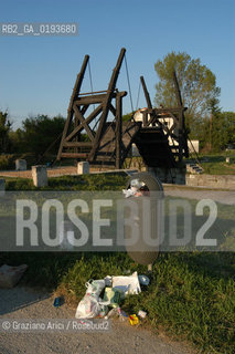 ( FRANCIA  )  PROVENCE-ALPES-COTE DAZUR ARLES : PONTE LEVATOIO DI VAN GOGH © 2003 Graziano Arici/Rosebud2 / GEO PITTURA ARTE SPAZZATURA TURISMO DEGRADO