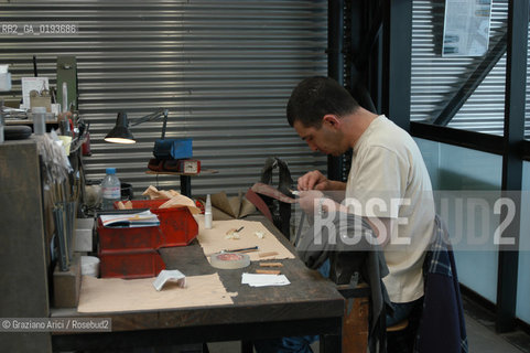 ( FRANCIA  )  MIDI-PYRENEES  ALTIPIANO DELLAUBRAC LAGUIOLE : COLTELLERIA FABBRICA DI COLTELLI  © 2003 Graziano Arici/Rosebud2 / GEO