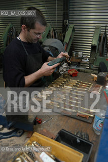 ( FRANCIA  )  MIDI-PYRENEES  ALTIPIANO DELLAUBRAC LAGUIOLE : COLTELLERIA FABBRICA DI COLTELLI  © 2003 Graziano Arici/Rosebud2 / GEO