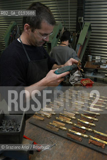 ( FRANCIA  )  MIDI-PYRENEES  ALTIPIANO DELLAUBRAC LAGUIOLE : COLTELLERIA FABBRICA DI COLTELLI  © 2003 Graziano Arici/Rosebud2 / GEO