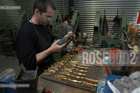 ( FRANCIA  )  MIDI-PYRENEES  ALTIPIANO DELLAUBRAC LAGUIOLE : COLTELLERIA FABBRICA DI COLTELLI  © 2003 Graziano Arici/Rosebud2 / GEO