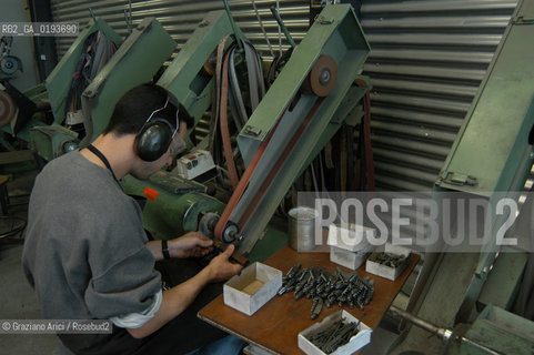 ( FRANCIA  )  MIDI-PYRENEES  ALTIPIANO DELLAUBRAC LAGUIOLE : COLTELLERIA FABBRICA DI COLTELLI  © 2003 Graziano Arici/Rosebud2 / GEO