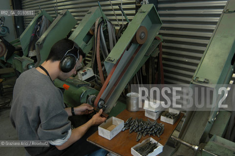 ( FRANCIA  )  MIDI-PYRENEES  ALTIPIANO DELLAUBRAC LAGUIOLE : COLTELLERIA FABBRICA DI COLTELLI  © 2003 Graziano Arici/Rosebud2 / GEO