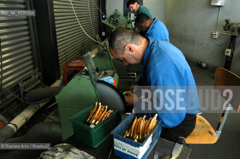 ( FRANCIA  )  MIDI-PYRENEES  ALTIPIANO DELLAUBRAC LAGUIOLE : COLTELLERIA FABBRICA DI COLTELLI  © 2003 Graziano Arici/Rosebud2 / GEO
