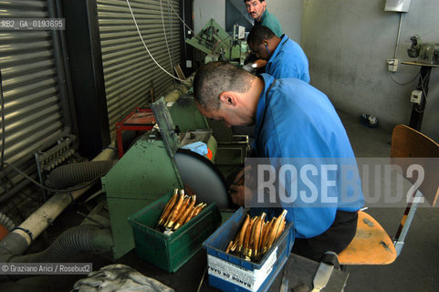 ( FRANCIA  )  MIDI-PYRENEES  ALTIPIANO DELLAUBRAC LAGUIOLE : COLTELLERIA FABBRICA DI COLTELLI  © 2003 Graziano Arici/Rosebud2 / GEO