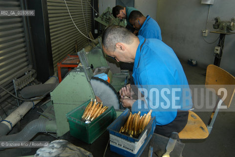 ( FRANCIA  )  MIDI-PYRENEES  ALTIPIANO DELLAUBRAC LAGUIOLE : COLTELLERIA FABBRICA DI COLTELLI  © 2003 Graziano Arici/Rosebud2 / GEO