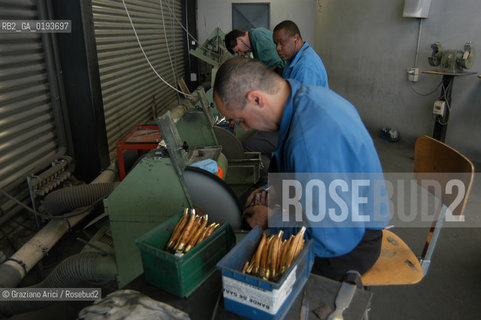 ( FRANCIA  )  MIDI-PYRENEES  ALTIPIANO DELLAUBRAC LAGUIOLE : COLTELLERIA FABBRICA DI COLTELLI  © 2003 Graziano Arici/Rosebud2 / GEO