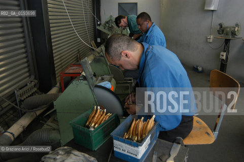 ( FRANCIA  )  MIDI-PYRENEES  ALTIPIANO DELLAUBRAC LAGUIOLE : COLTELLERIA FABBRICA DI COLTELLI  © 2003 Graziano Arici/Rosebud2 / GEO