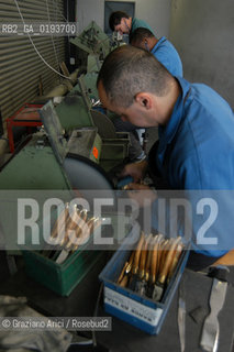 ( FRANCIA  )  MIDI-PYRENEES  ALTIPIANO DELLAUBRAC LAGUIOLE : COLTELLERIA FABBRICA DI COLTELLI  © 2003 Graziano Arici/Rosebud2 / GEO