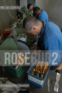 ( FRANCIA  )  MIDI-PYRENEES  ALTIPIANO DELLAUBRAC LAGUIOLE : COLTELLERIA FABBRICA DI COLTELLI  © 2003 Graziano Arici/Rosebud2 / GEO