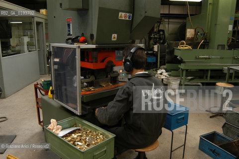 ( FRANCIA  )  MIDI-PYRENEES  ALTIPIANO DELLAUBRAC LAGUIOLE : COLTELLERIA FABBRICA DI COLTELLI  © 2003 Graziano Arici/Rosebud2 / GEO