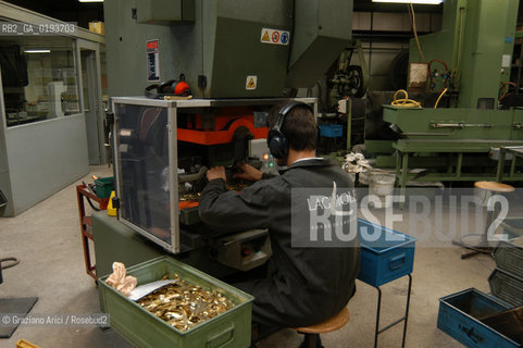 ( FRANCIA  )  MIDI-PYRENEES  ALTIPIANO DELLAUBRAC LAGUIOLE : COLTELLERIA FABBRICA DI COLTELLI  © 2003 Graziano Arici/Rosebud2 / GEO