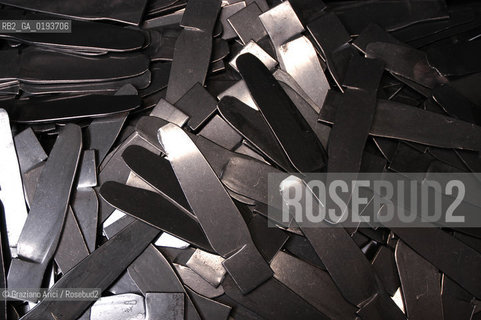 ( FRANCIA  )  MIDI-PYRENEES  ALTIPIANO DELLAUBRAC LAGUIOLE : COLTELLERIA FABBRICA DI COLTELLI  © 2003 Graziano Arici/Rosebud2 / GEO LAMA