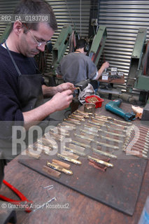 ( FRANCIA  )  MIDI-PYRENEES  ALTIPIANO DELLAUBRAC LAGUIOLE : COLTELLERIA FABBRICA DI COLTELLI  © 2003 Graziano Arici/Rosebud2 / GEO