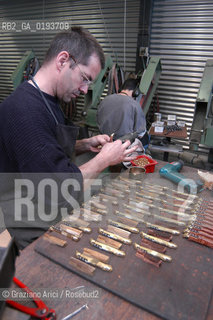 ( FRANCIA  )  MIDI-PYRENEES  ALTIPIANO DELLAUBRAC LAGUIOLE : COLTELLERIA FABBRICA DI COLTELLI  © 2003 Graziano Arici/Rosebud2 / GEO