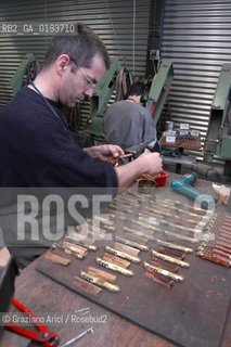 ( FRANCIA  )  MIDI-PYRENEES  ALTIPIANO DELLAUBRAC LAGUIOLE : COLTELLERIA FABBRICA DI COLTELLI  © 2003 Graziano Arici/Rosebud2 / GEO