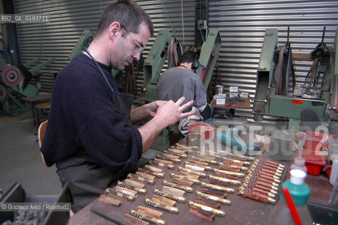( FRANCIA  )  MIDI-PYRENEES  ALTIPIANO DELLAUBRAC LAGUIOLE : COLTELLERIA FABBRICA DI COLTELLI  © 2003 Graziano Arici/Rosebud2 / GEO