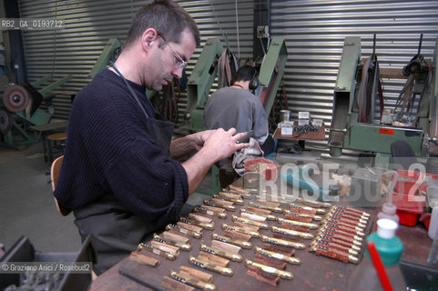 ( FRANCIA  )  MIDI-PYRENEES  ALTIPIANO DELLAUBRAC LAGUIOLE : COLTELLERIA FABBRICA DI COLTELLI  © 2003 Graziano Arici/Rosebud2 / GEO