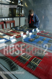 ( FRANCIA  )  MIDI-PYRENEES  ALTIPIANO DELLAUBRAC LAGUIOLE : COLTELLERIA FABBRICA DI COLTELLI  © 2003 Graziano Arici/Rosebud2 / GEO